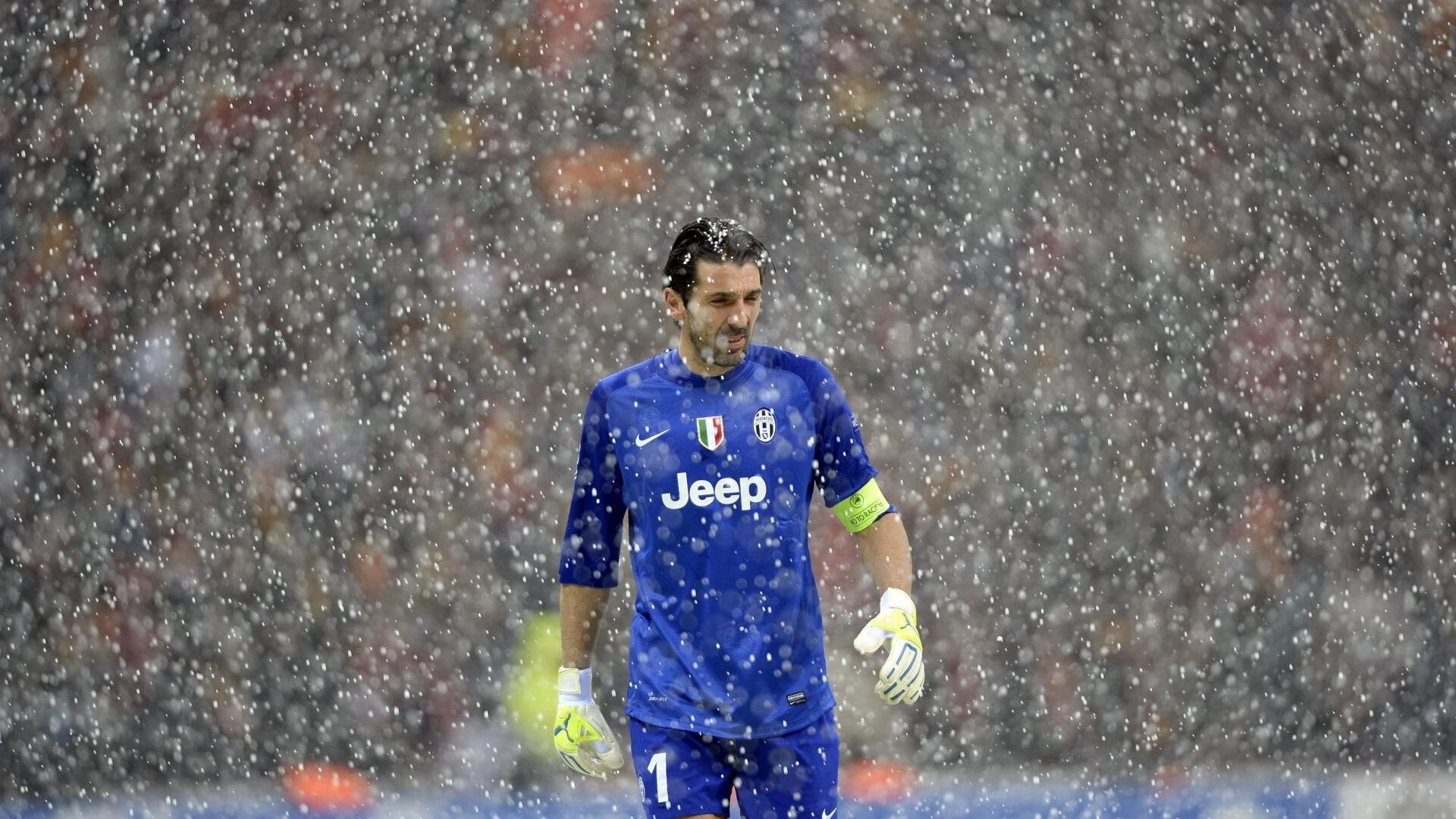 C罗官方宣布出色防守新规，尤文图斯引发争议！观众掌声雷动